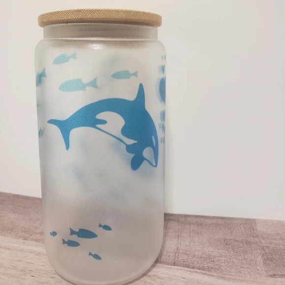 Killer whale glow in the dark glass cup with lid and straw - Picture 5 of 7